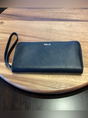 Relic black pebbled wallet w wristlet strap. EUC